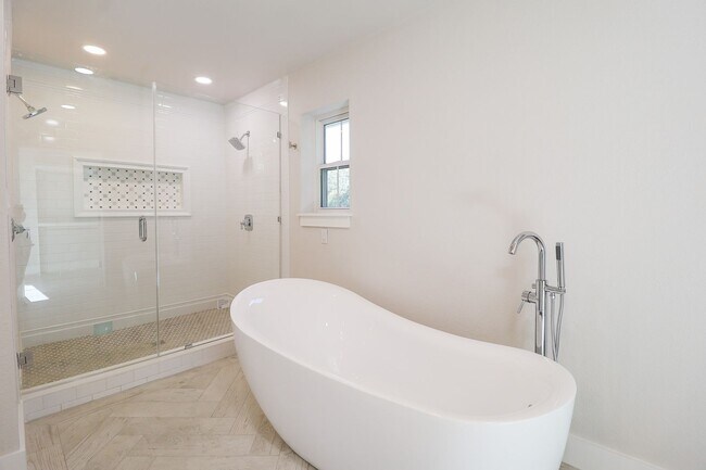 Building Photo - 4 Bed | 3 Bath on Keystone Lake!