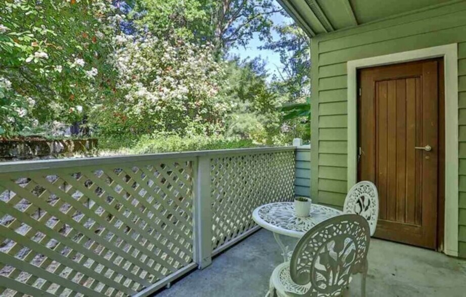 Back patio - 200 Suntree Ln