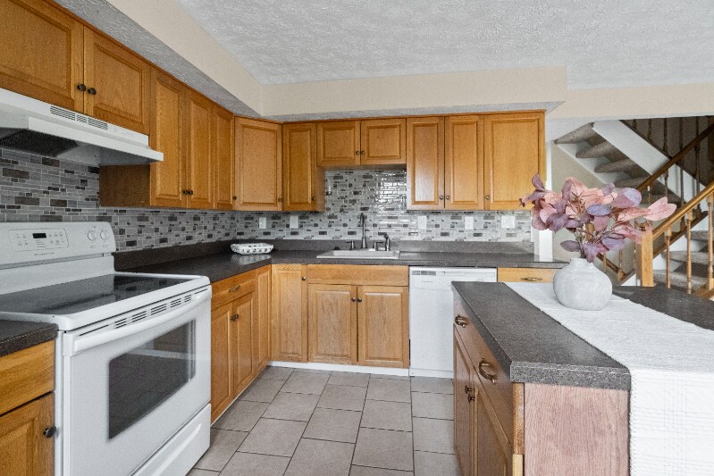 Building Photo - 131 Spruce Woods Ct