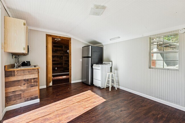 Building Photo - 111 Lazy Trail