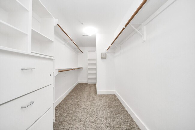 Building Photo - 8715 Meadowcroft Dr
