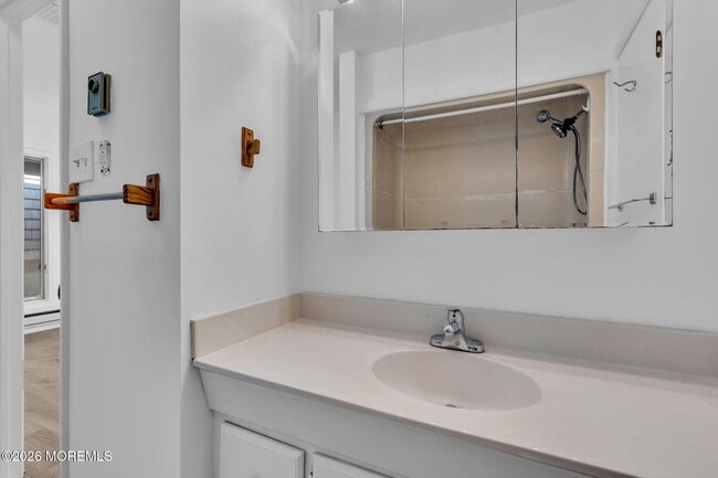 Building Photo - 166 E Holly Ln