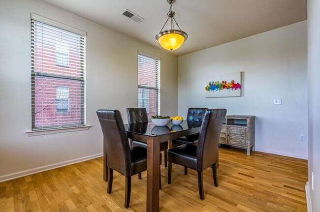 Building Photo - Gorgeous Downtown 2 Bedroom Condominium - ...