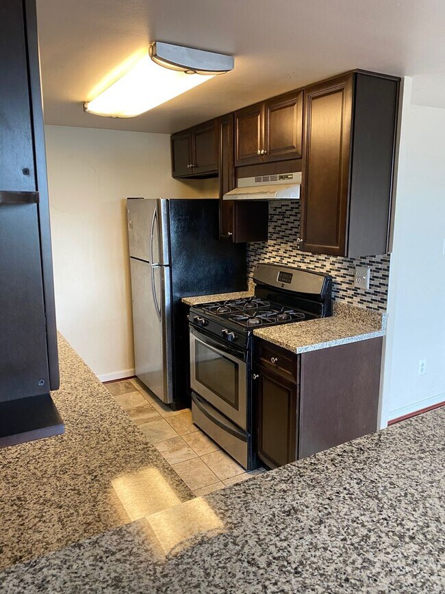 Building Photo - 1 Bedroom Condo With Den