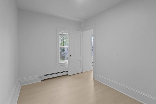 Building Photo - 6 Coffin Ave Ct