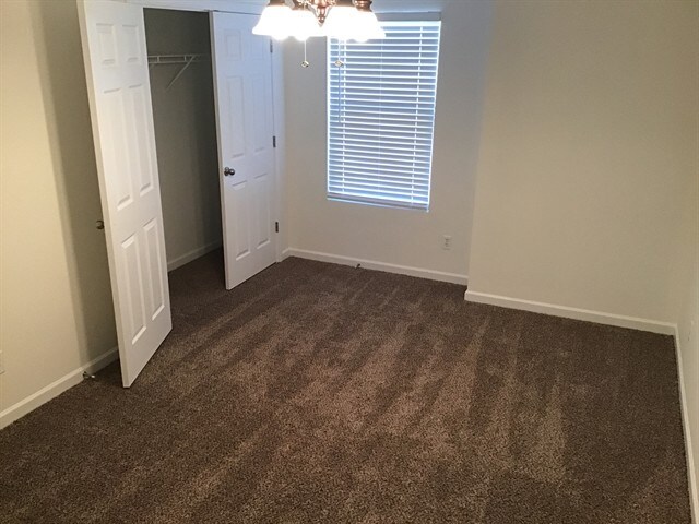 Building Photo - 2840 Meadow Gln