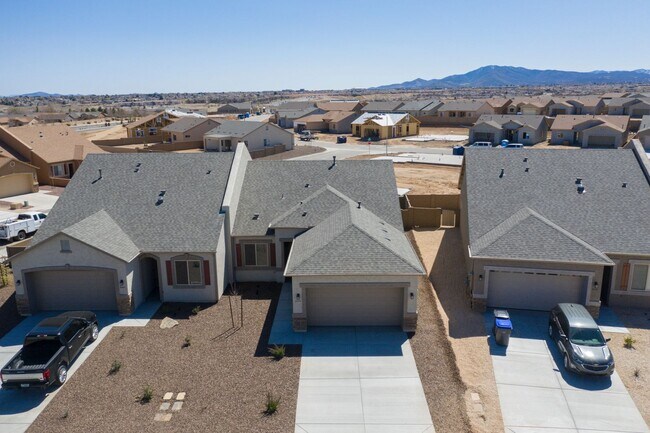 Building Photo - Rate reduction on this beautiful Townhome in Granville!