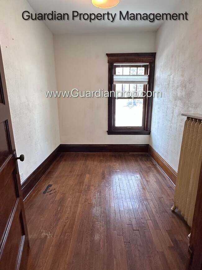 Building Photo - Spacious Condo With Office, Dishwasher, 1 Parking Space, Hardwood Floors, Free Laundry