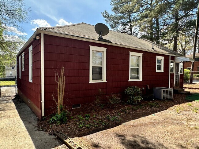 Building Photo - 2 bedroom 1 bath bungalow in the heart of ...