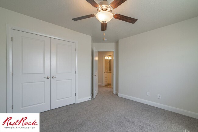 Building Photo - Modern Townhome in Desirable Hurricane Hei...