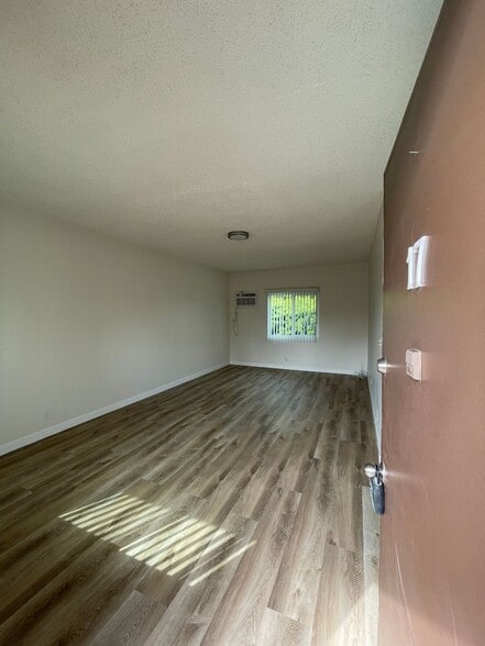 Building Photo - 13115 Oxnard St