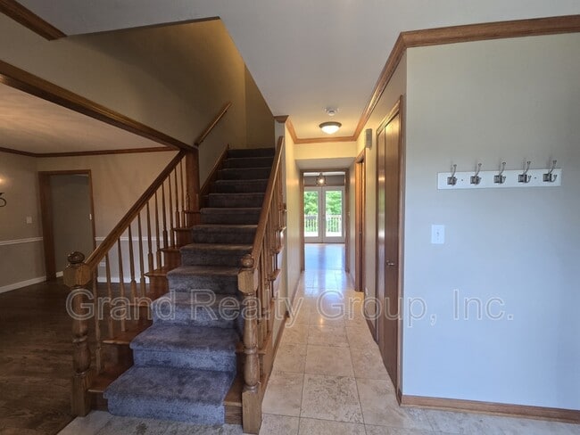 Building Photo - 1565 Old Barn Cir