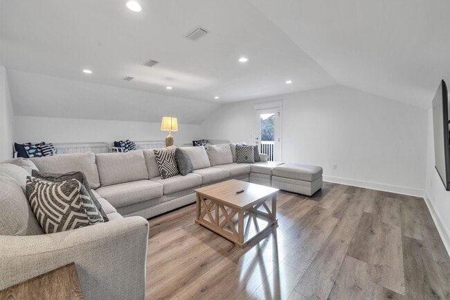 Building Photo - Furnished Beach Rental Paradise