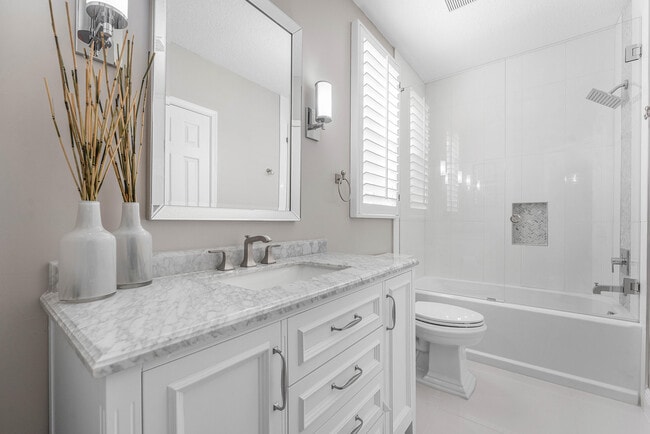 Building Photo - 121 Palm Cir