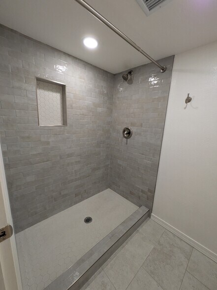 Building Photo - 122 S Hardy Dr