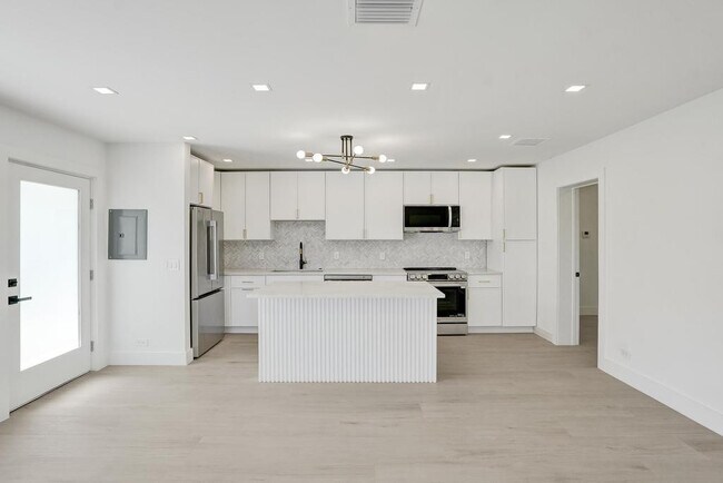 Building Photo - 840 SE 22nd Ave