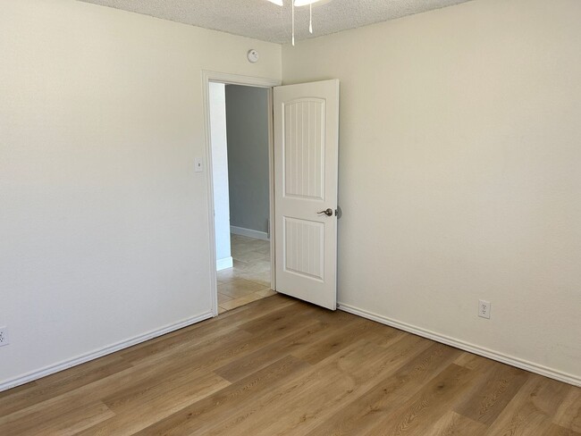 Building Photo - Self Showing - 3 Bedroom 2 bathroom Move I...