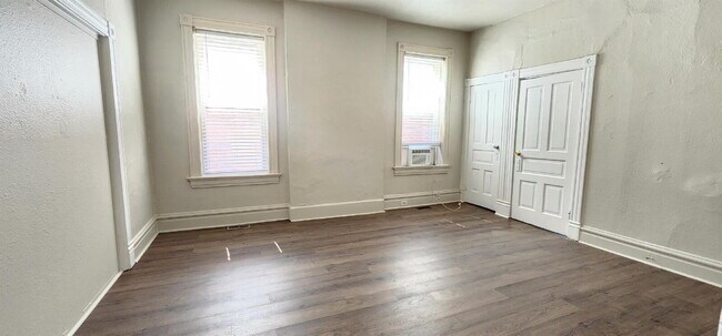 Building Photo - Spacious First-Floor 2BR with Bonus Room & Updated Interior – Pet Friendly!