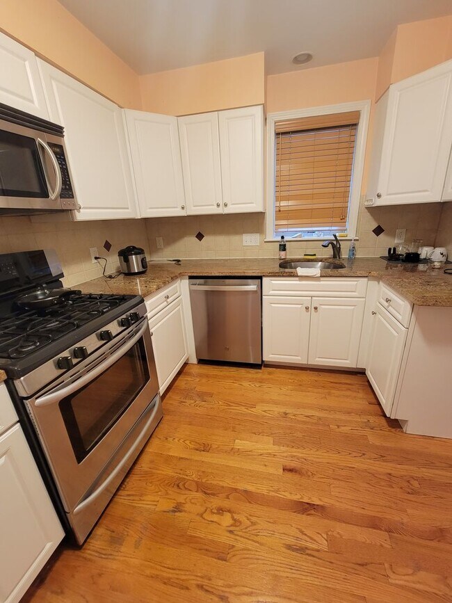 Building Photo - Spacious and Rare 3 Bd 2 Bath Near Fort Hill With Off Street Parking