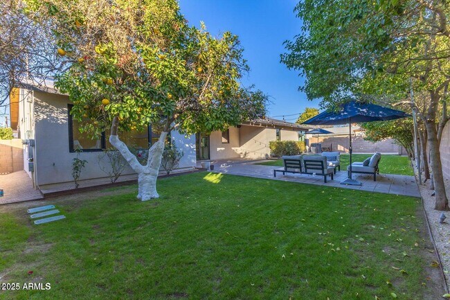 Building Photo - 3931 E Glenrosa Ave