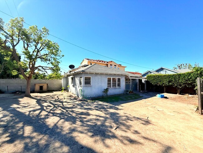 Primary Photo - 6200-6202 Muscatel