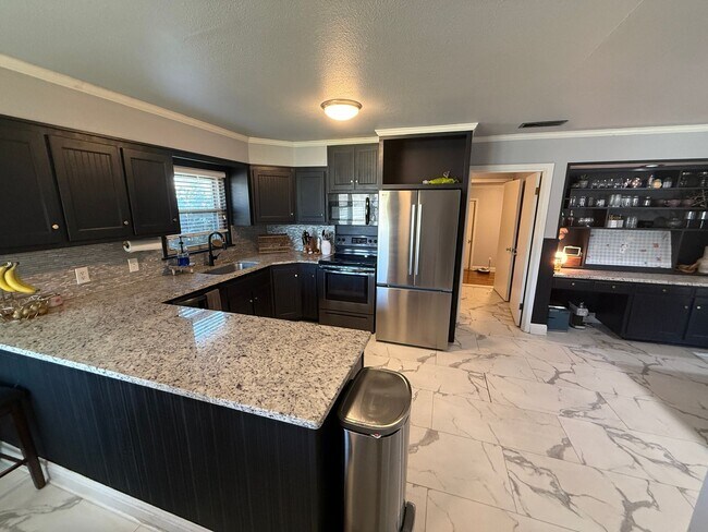 Building Photo - PRE LEASING for Fall 2026! 5 bedroom 3 bath Home!