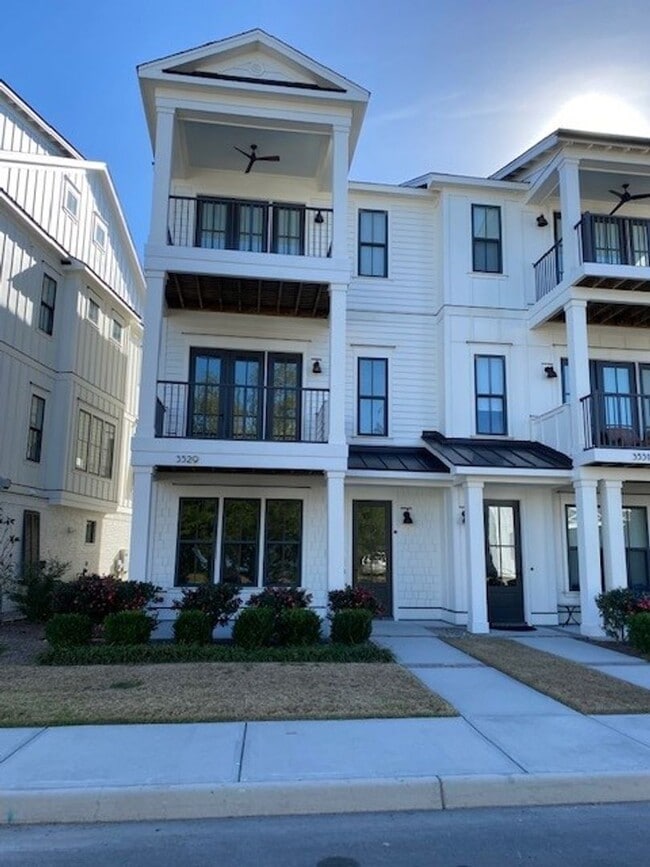 Building Photo - Welcome to our luxurious townhouse in the ...