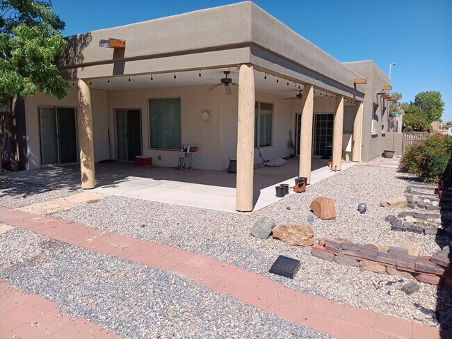 Building Photo - 3 Bedroom, 2 Bathroom Home! Schedule a Sho...