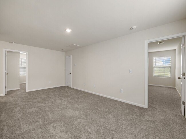 Building Photo - Modern 5BR Home with Quartz Kitchen & Open...