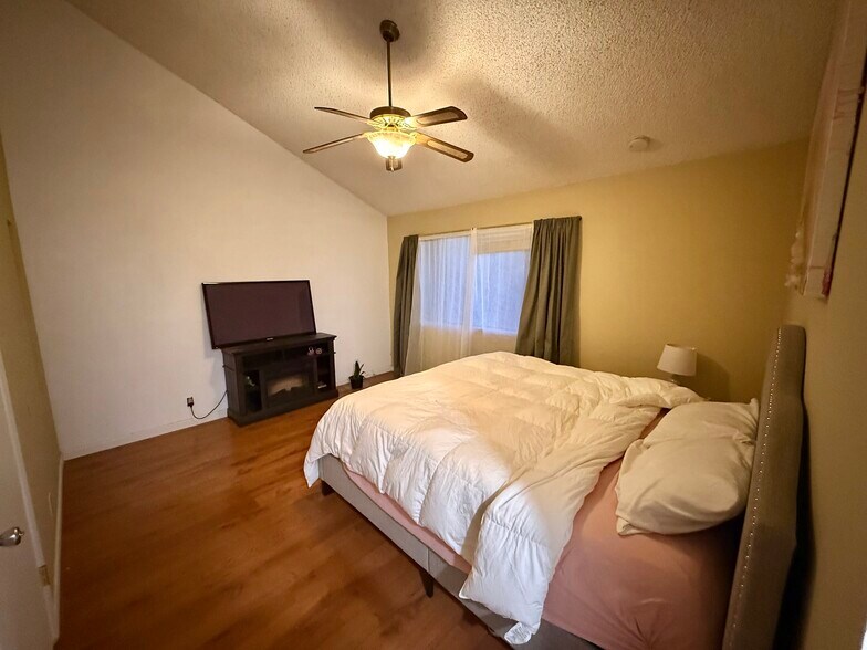 Building Photo - 1868 Cherokee Dr