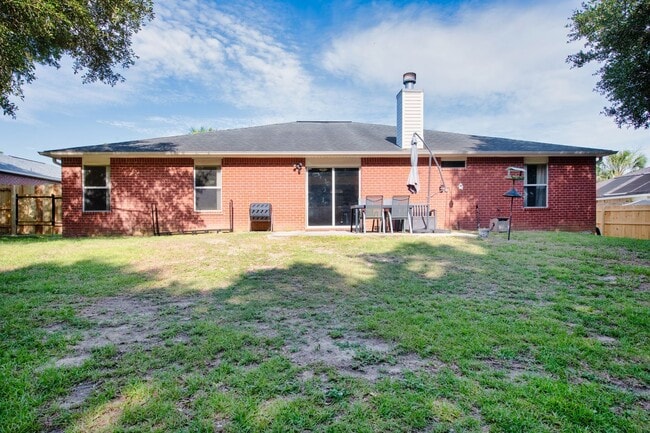 Building Photo - Pet Friendly Home Available Now!