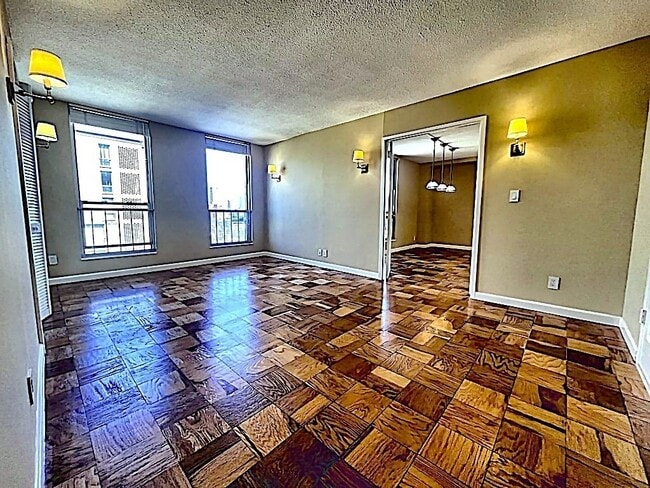 Building Photo - 77 Pond Ave