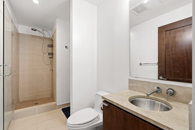 Building Photo - "Experience Urban Elegance: Spacious 2BR/2BA Condo in the Heart of Tampa!"