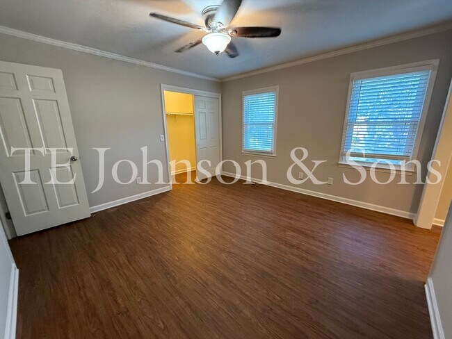 Building Photo - Modern 2-Bedroom with Granite Finishes & F...