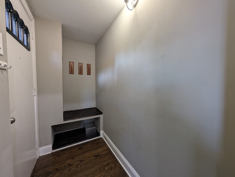 Building Photo - 1911 W Addison St