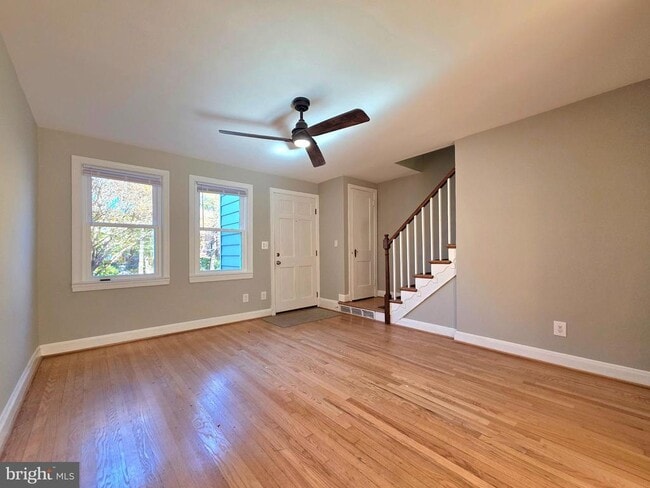 Building Photo - 527 E Nelson Ave