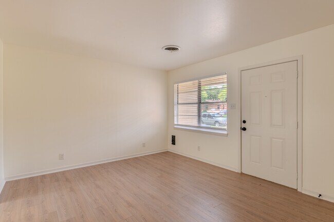 Building Photo - 1402 Missouri Ave