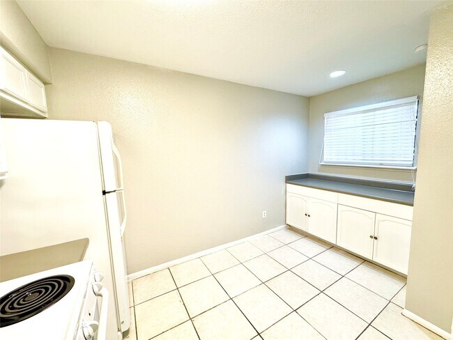 Building Photo - 9090 S Braeswood Blvd