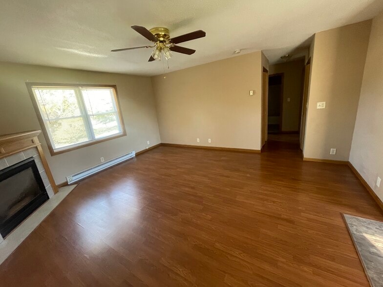 Living room and entrance to hallway - 16988 N 7th St