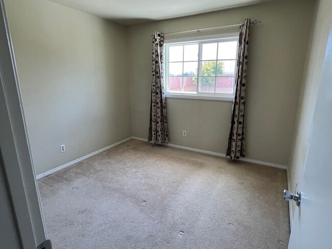 Building Photo - 3 Bedroom 2 Bath Well Kept Traditional Hom...