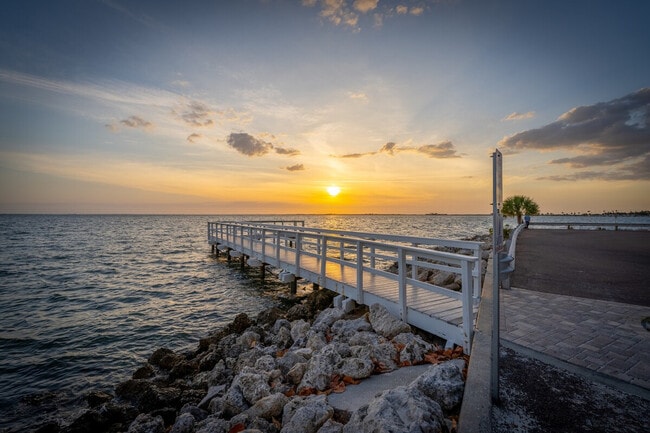 Building Photo - 2502 N Rocky Point Dr