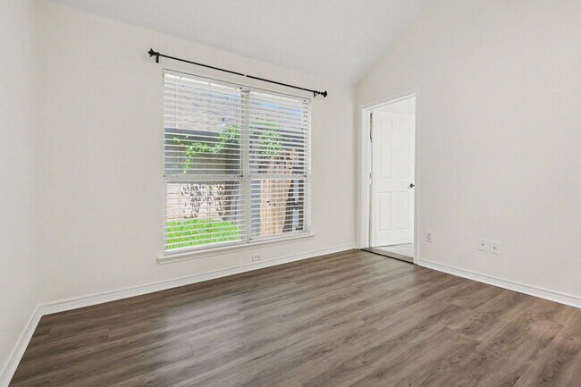 Building Photo - 1707 Briarhollow Dr
