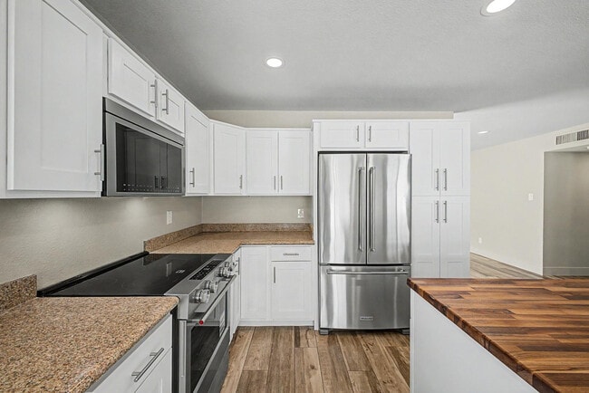 Building Photo - 710 E Bell De Mar Dr