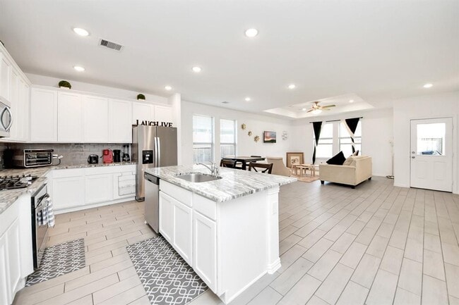 Building Photo - 8034 Royal Palm Dr