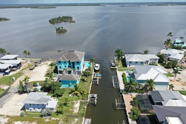 Building Photo - FT Myers Beach Amazing pool home
