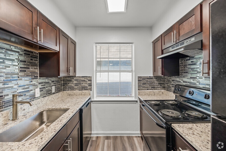 2BR, 1.5BA - 1,050SF - Kitchen - Regency at Ridgmar