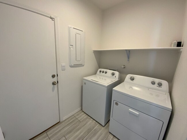 Building Photo - 3 Bedroom Single Story Home Available Near...