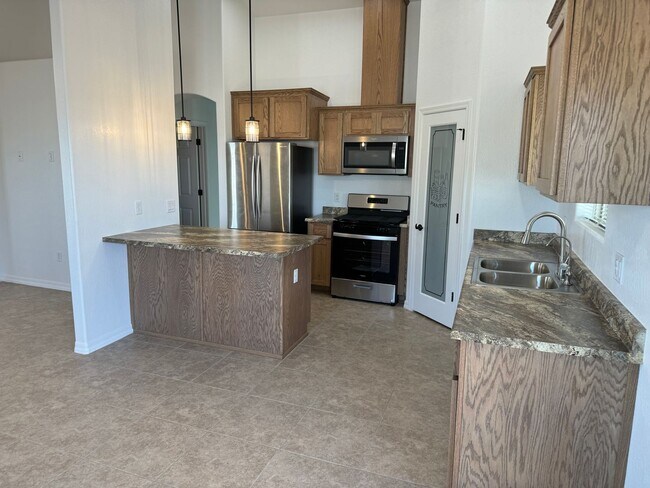 Building Photo - Newer 3 bedroom home with 2 car garage on ...