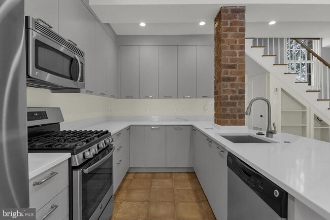 Building Photo - 1400 Martha Custis Dr