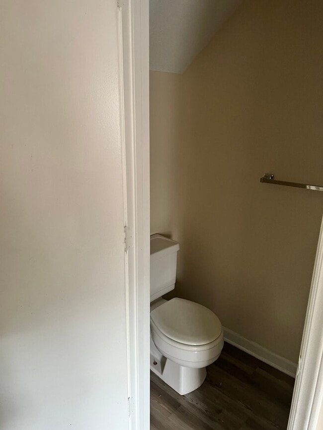Building Photo - 2 Br 1 1/2 Bath Townhome